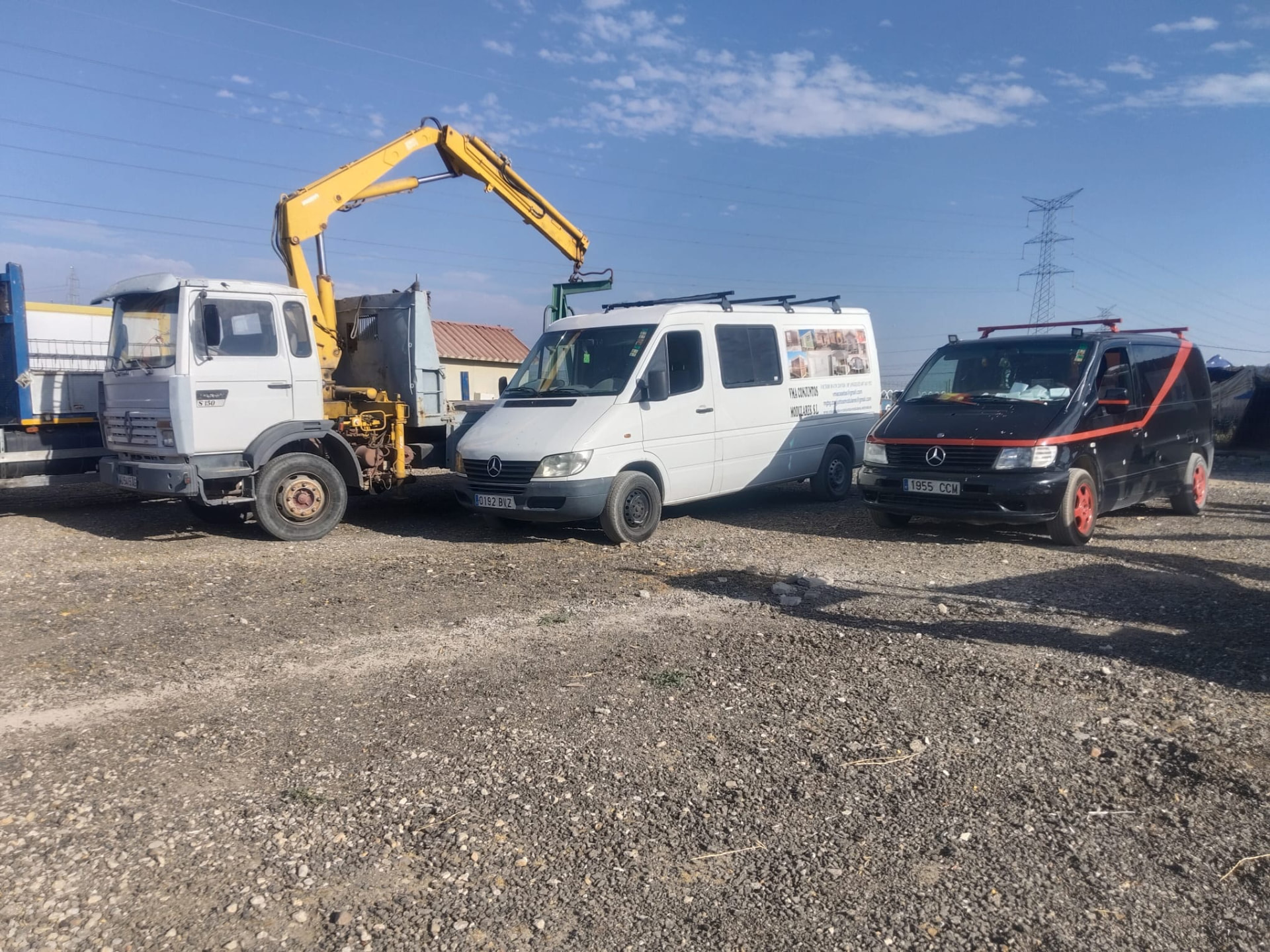 Flota propia de vehículos de VMA para el traslado de casas modulares